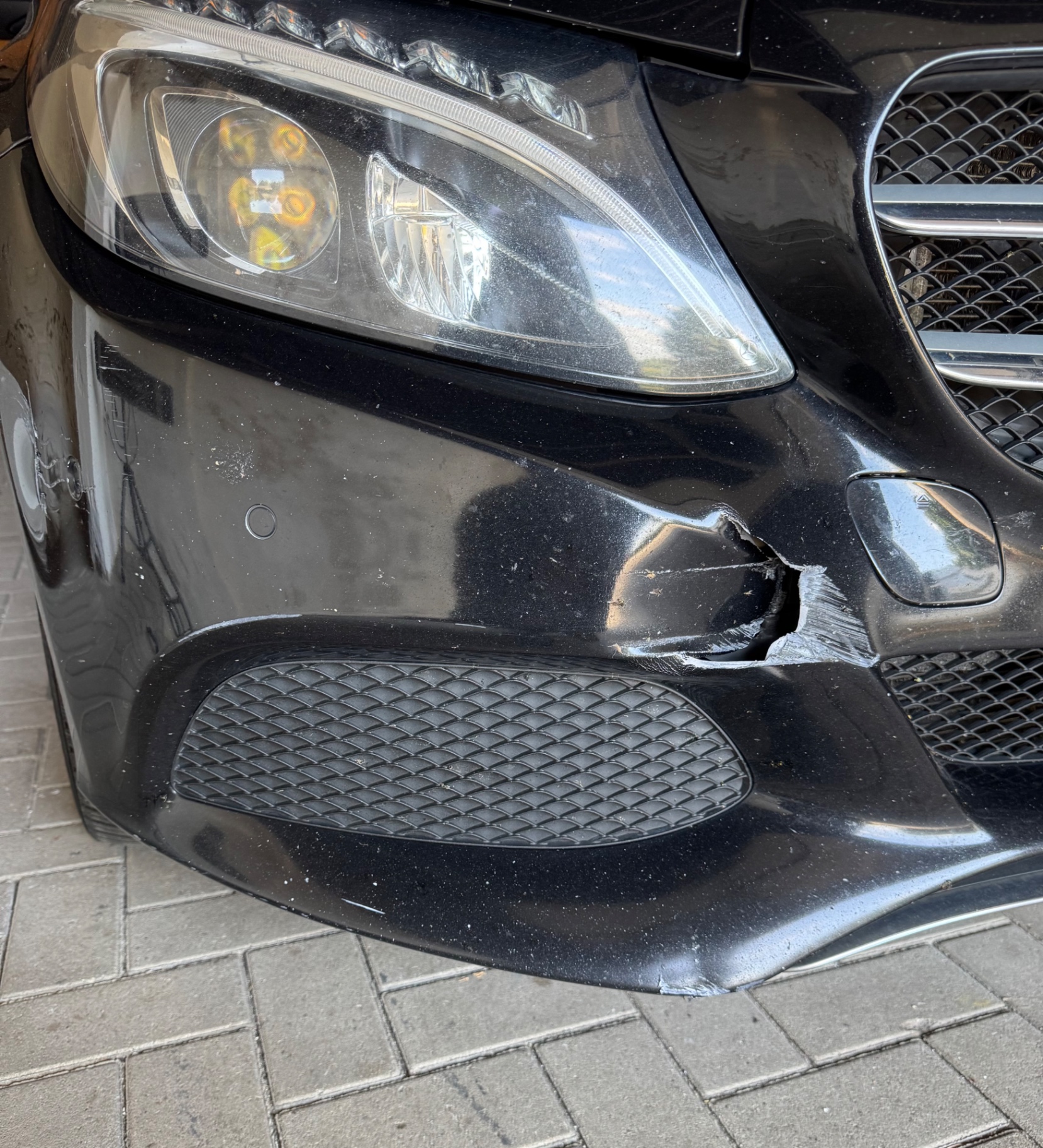 Mercedes C-Klasse – Riss im Frontstoßfänger – vor der Bearbeitung bei SH GlanzWerk Dätgen
