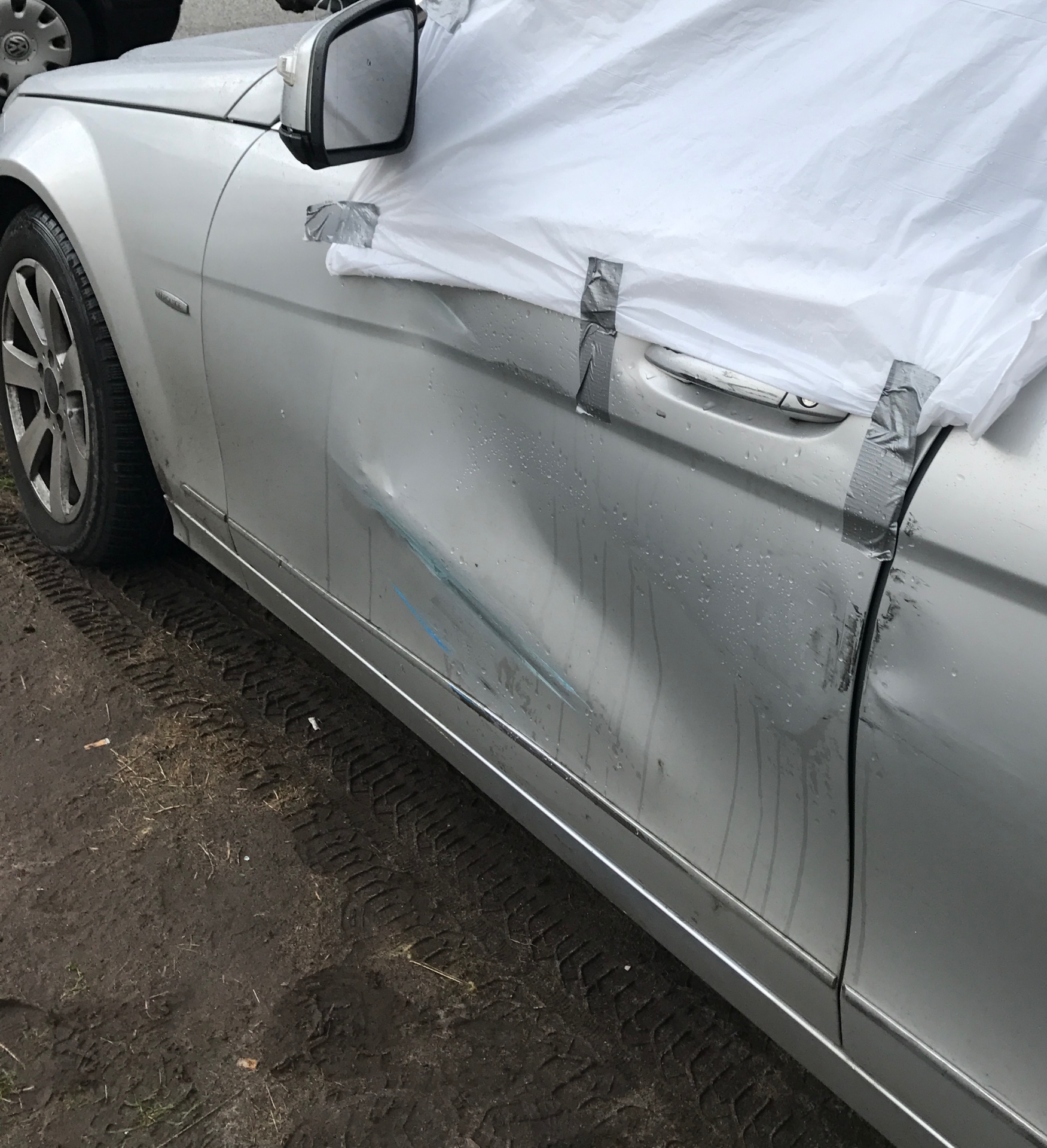 Mercedes C-Klasse – Streifschaden an Tür & Kotflügel – vor der Bearbeitung bei SH GlanzWerk Dätgen